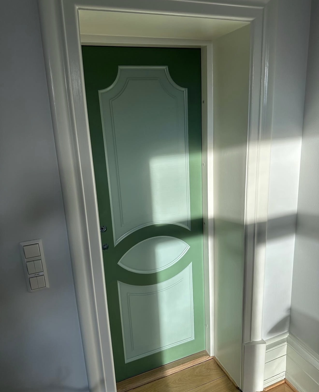 Spesialdør med lydkrav til ambassade i Oslo